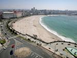 Espinosa visita las obras de mejora de las playas de A Coruña, que han ganado 20.000 m2