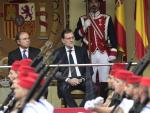 Mariano Rajoy sentado al presidente del Senado, Pío García Escudero, durante el desfile del 12 de octubre