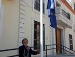Los alcaldes de Bollullos y Pedrera arrían las banderas de la UE por el pacto con Turquía sobre los refugiados