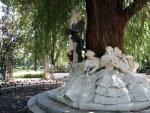 Homenaje en el Parque de María Luisa a la joven fallecida con una lectura poética y un arbusto conmemorativo