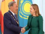 Ana Pastor impone el collar de la Orden de Isabel la Católica al presidente de Kazajstán