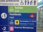 Metro arranca en la línea 8 el cambio de su señalización para hacerla bilingüe