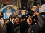 Un grupo de hinchas apoya a Maradona e insulta al presidente de la AFA