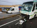 Cinco heridos leves en la colisión de un autobús con escolares y un turismo en O Grove