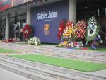 Miles de personas homenajean a la figura de Johan Cruyff en el Camp Nou