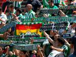 El Betis celebra su ascenso en el AVE camino de Sevilla