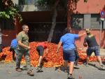 200 agricultores tiran fruta ante Lidl, Mercadona, Aldi y Carrefour y Agricultura en Lleida por los bajos precios