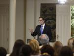 Rajoy avisa a Sánchez que es "más útil" pactar que "encastillarse" en el bloqueo y la "política escaparate"