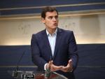 Rivera critica la "ambigüedad" de Rajoy, le insta a una posición más "activa" y pide sanciones