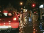 Una tromba de agua inunda las calles en Antequera y sorprende en plena feria