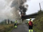AMPL2 Muere el conductor de un camión tras incendiarse la cabina y caer por el puente de Ontón