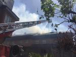 Un incendio de pastos afecta a la cubierta de cinco chalés en la Avenida de España de Las Rozas