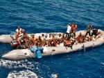 Interceptados 10 inmigrantes tras llegar en un cayuco a playa de Santa Pola