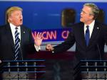 Los candidatos republicanos a la Casa Blanca, Donald Trump (i) y Jeb Bush (d)