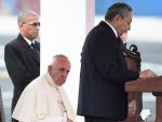 El papa Francisco junto a Raúl Castro