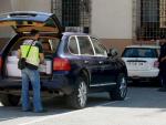 La Policía Nacional retira documentación del interior del Ayuntamiento de Orihuela