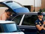 La Policía Nacional retira documentación del interior del Ayuntamiento de Orihuela