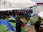 Migrants wait to cross the Greek-F.Y.R. of Macedon