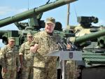 El presidente de Ucrania Petro Poroshenko vestido de militar durante un acto