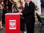Kaczynski asume la derrota y felicita al liberal Bronislaw Komorowski