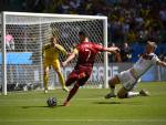 Cristiano Ronaldo dispara a puerta ante la defensa de Mertesacker