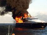 Cannavaro grabó el espectacular incendio del yate de De Laurentis, presidente del Nápoles