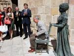 Antonio Machado y su mujer, Leonor, cuentan desde hoy con dos esculturas en Soria