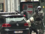 Salah Abdeslam es introducido en un coche de las fuerzas de seguridad tras su arresto en Molenbeek