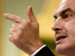 Zapatero reivindica el avance social, pero la oposición reprueba sus recortes