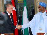 Nigerian President Mohammadu Buhari (R) shakes han