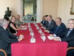 Los presidentes de siete cajas explican su proyecto a la CNMV y a Aguirre