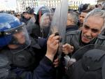 Varios heridos en enfrentamientos entre policías y manifestantes en Argel