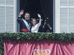 Los nuevos Reyes saludan desde el balcón central de Palacio, entre gestos cariñosos de toda la Familia Real