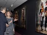La reina de España inaugura una serie de fotografías de Mario Testino