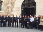 El Consell, Ayuntamiento y partidos políticos guardan un minuto de silencio por las víctimas del accidente de autobús