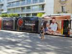 Mérida promociona su Festival de Teatro y la Capitalidad gastronómica con su imagen en el tranvía de Sevilla
