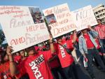 Unos 10.000 "camisas rojas" protestan contra el primer ministro de Tailandia
