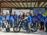 Estudiantes de Deusto desarrollan dos motos eléctricas inteligentes junto a la Policía de Bilbao