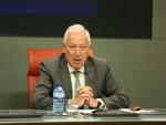 Margallo dice al PSOE que en política "no se debe decir nunca jamás" y que poner palos en las ruedas "tiene castigo"