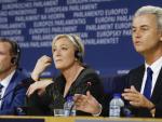 Le Pen sigue buscando europeizar su fuerza con un grupo propio en Eurocámara