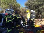 Herida grave una joven tras accidente con otro turismo y los bomberos tardan una hora en rescatarla del coche