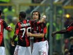 Los jugadores del Milan celebran el gol de Pirlo al Parma