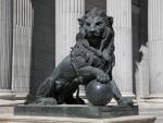 El Gobierno desaconseja añadir testículos a uno de los leones del Congreso para no dañar la escultura original