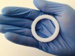 El anillo vaginal con antirretrovirales logra reducir a la mitad el riesgo de VIH si se usa a menudo