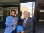El hotel Vincci Posada del Patio, único cinco estrellas de la capital, recibe la placa Sabor a Málaga