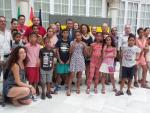 Antonio Sanz recibe a un grupo de niños saharauis que pasan sus vacaciones en Andalucía