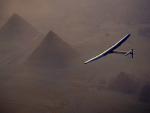 El avión Solar Impulse II llega a Egipto tras cruzar el Mediterráneo desde que despegó hace casi 49 horas de Sevilla