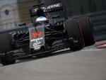 Alonso alimenta la esperanza con su sexto puesto en una jornada dominada por Hamilton