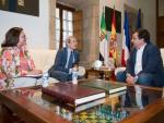 Vara recibe en Mérida (Badajoz) a los embajadores en España de Paraguay y Francia