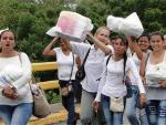 500 venezolanas cruzan  la frontera con Colombia para comprar arroz y papel higinénico